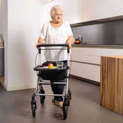 Andador Lett Walk transportando objetos en interior