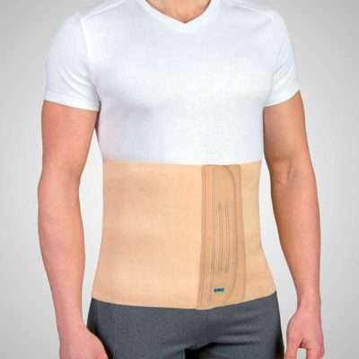 Hombre usando banda abdominal de algodón ajustada con microvelcro