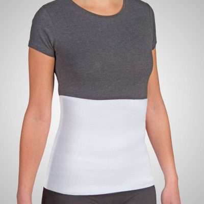 Mujer usando banda abdominal tubular de algodón en color blanco