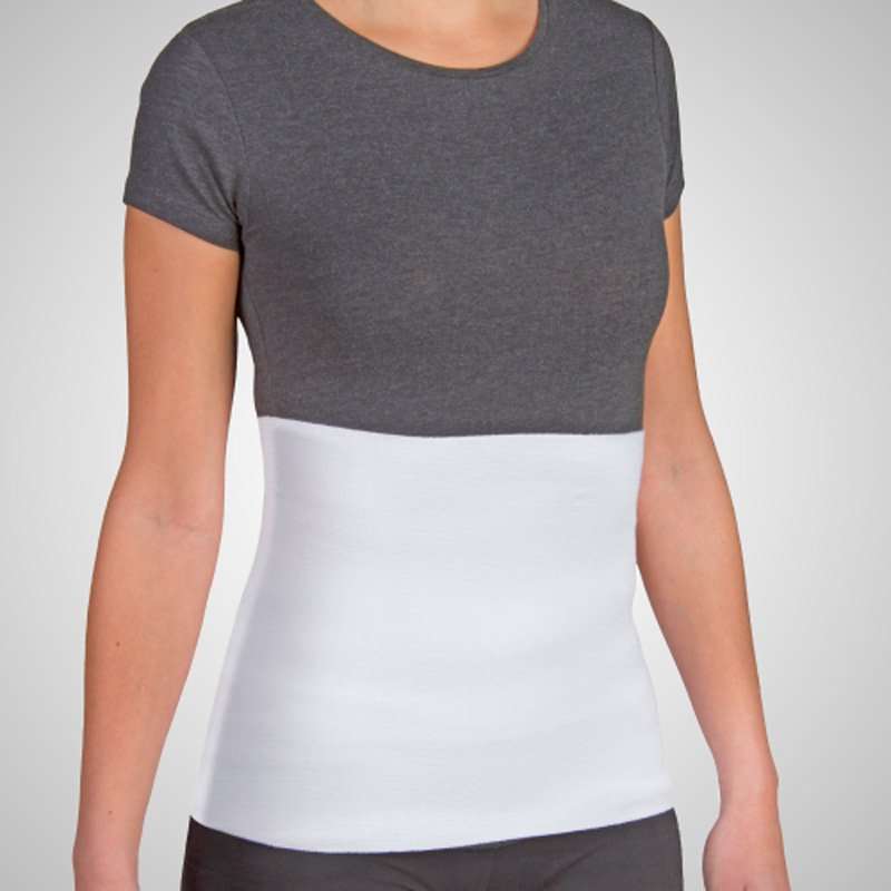 Mujer usando banda abdominal tubular de algodón en color blanco