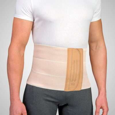 Hombre con banda abdominal multibanda ajustada en la zona lumbar y abdominal