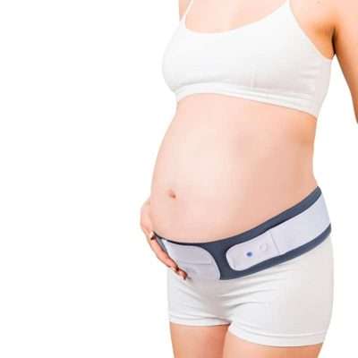 Mujer embarazada usando faja cinturón de embarazo en color gris