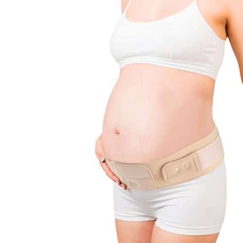 Mujer embarazada usando faja cinturón de embarazo en color beige