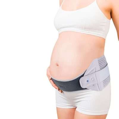Mujer embarazada usando la faja lumbosacra Mumfit en color gris