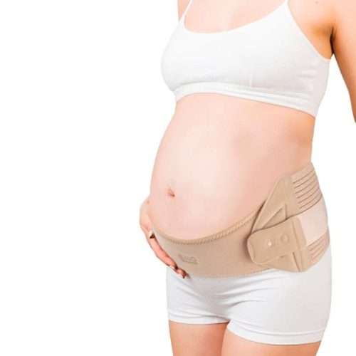 Mujer embarazada usando la faja lumbosacra Mumfit en color beige