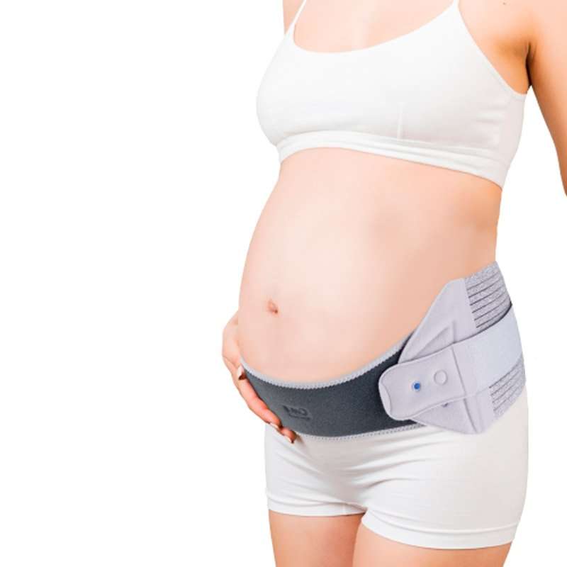 Mujer embarazada usando la faja lumbosacra Mumfit en color gris