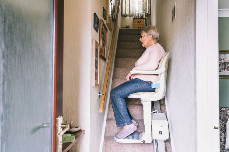 Silla salvaescaleras instalada en una escalera estrecha de vivienda particular