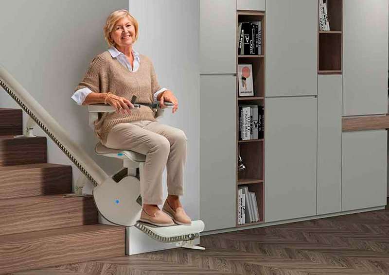 Silla salvaescaleras instalada en una vivienda para personas con movilidad reducida