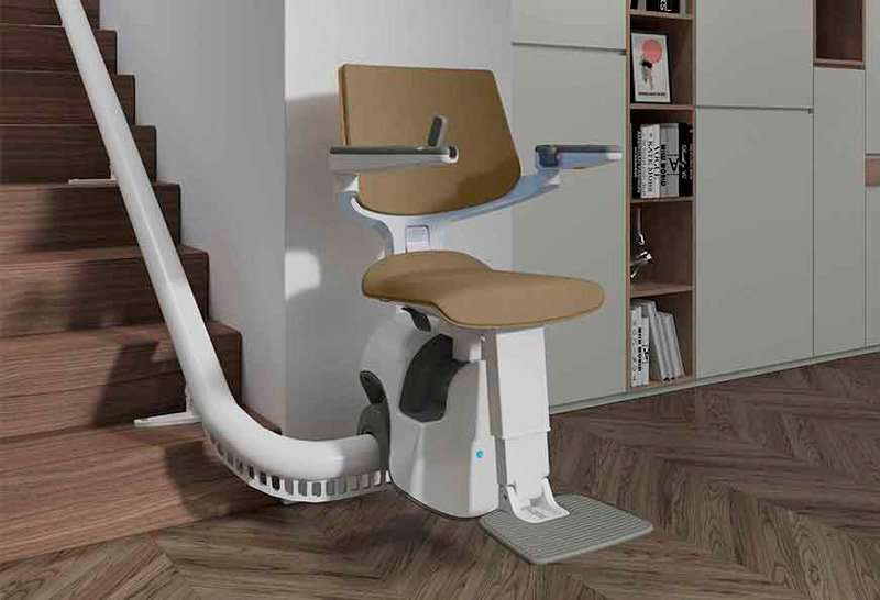 Sistema de silla salvaescaleras instalado en escalera interior