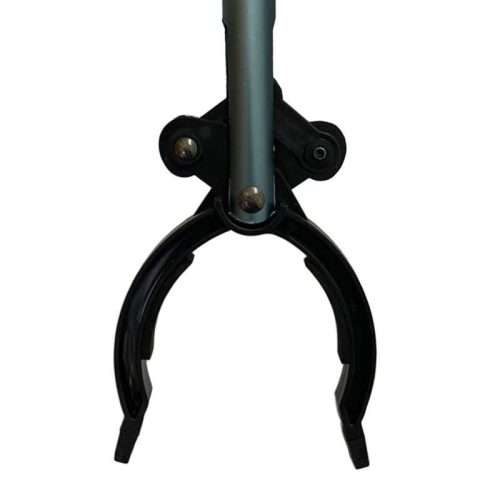 Detalle de la pinza de plástico para recoger objetos