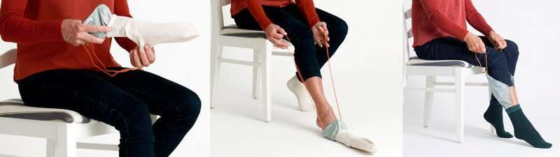 Persona utilizando la manga pone calcetines Socky