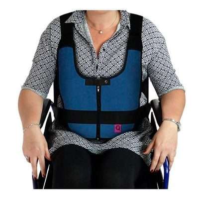 Usuario sentado en silla de ruedas con chaleco acolchado con cremallera frontal