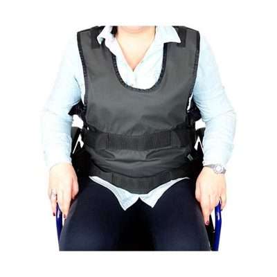 Chaleco casulla abdominal colocado en usuario en silla de ruedas