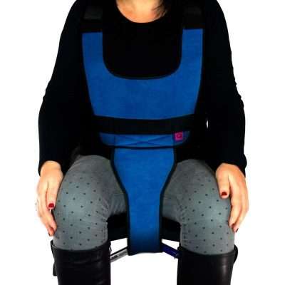 Usuario sentado con chaleco perineal acolchado para estabilidad postural