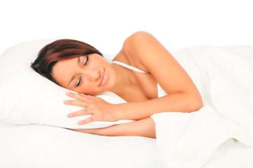 Persona descansando de lado sobre una almohada blanca Vegelya Premium Talasoterapia