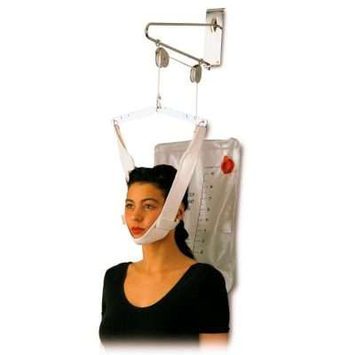 Persona utilizando tracción cervical portátil con arnés