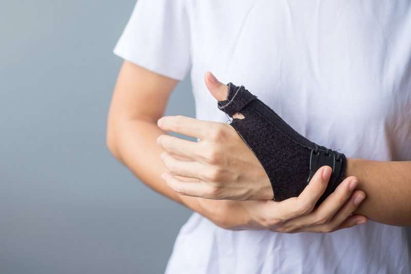 Férula ortopédica que estabiliza el pulgar en caso de rizartrosis