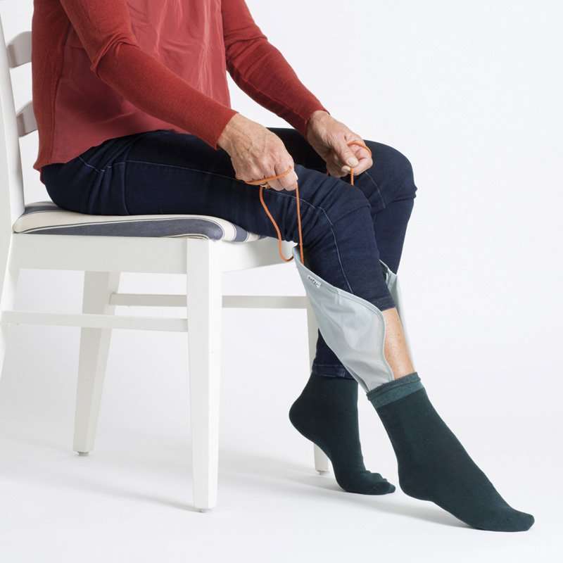 Dispositivo Socky para ponerse calcetines sin agacharse