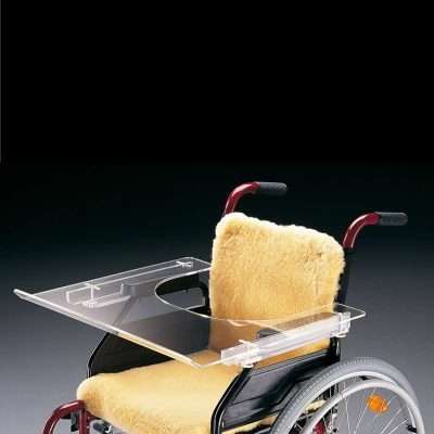 Bandeja de regazo ergonómica para silla de ruedas con diseño envolvente y pestaña frontal