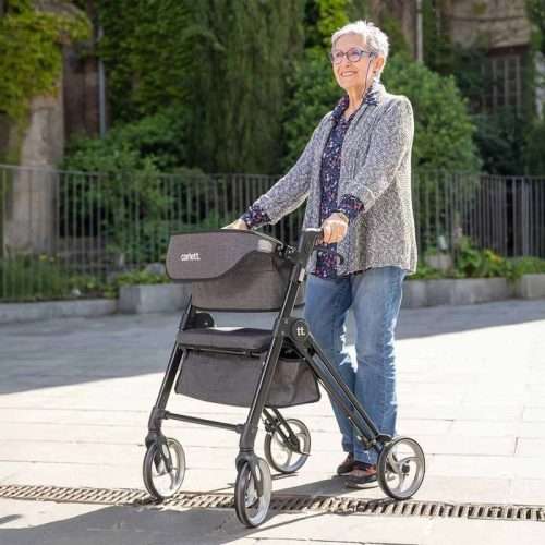 Persona utilizando el rollator Lett Ride en un paseo exterior