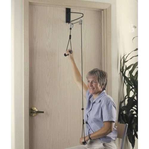Persona realizando ejercicio de brazos con polea colocada en la parte superior de una puerta