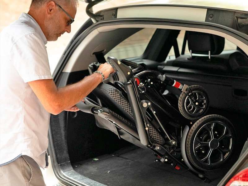 Transporte de la silla eléctrica plegable R650 en el maletero
