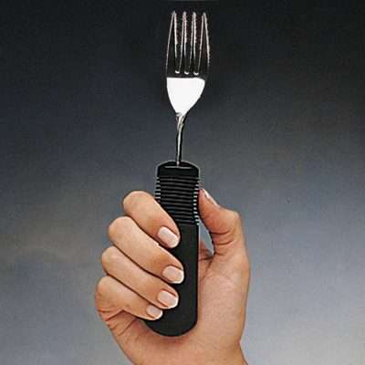 Mano sujetando un tenedor flexible con empuñadura ancha