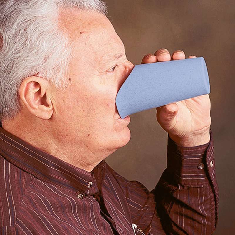 Persona bebiendo con el vaso adaptado Nosey sin inclinar la cabeza