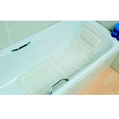Alfombra de bañera antideslizante con respaldo acolchado colocada en el interior de una bañera