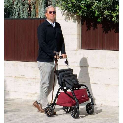 Andador Playcare R08 burdeos en exterior con cesta inferior