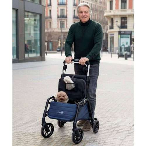 Hombre utilizando el andador Playcare R08 con cesta inferior para mascota