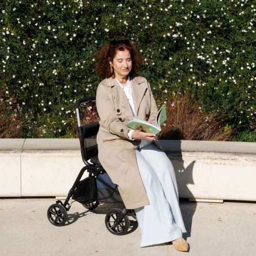 Mujer sentada en el andador Playcare R09 en exterior