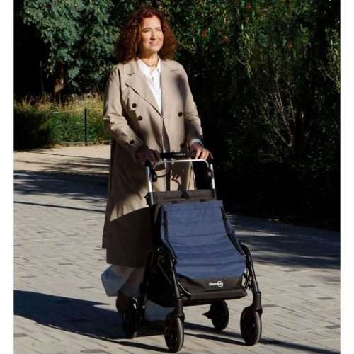 Mujer paseando con el andador Playcare R09 azul
