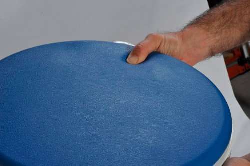Primer plano del asiento acolchado azul del taburete giratorio Santorini