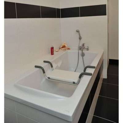 Asiento de bañera Zanzibar con estructura de aluminio y apoyos acolchados antideslizantes sobre los bordes de una bañera