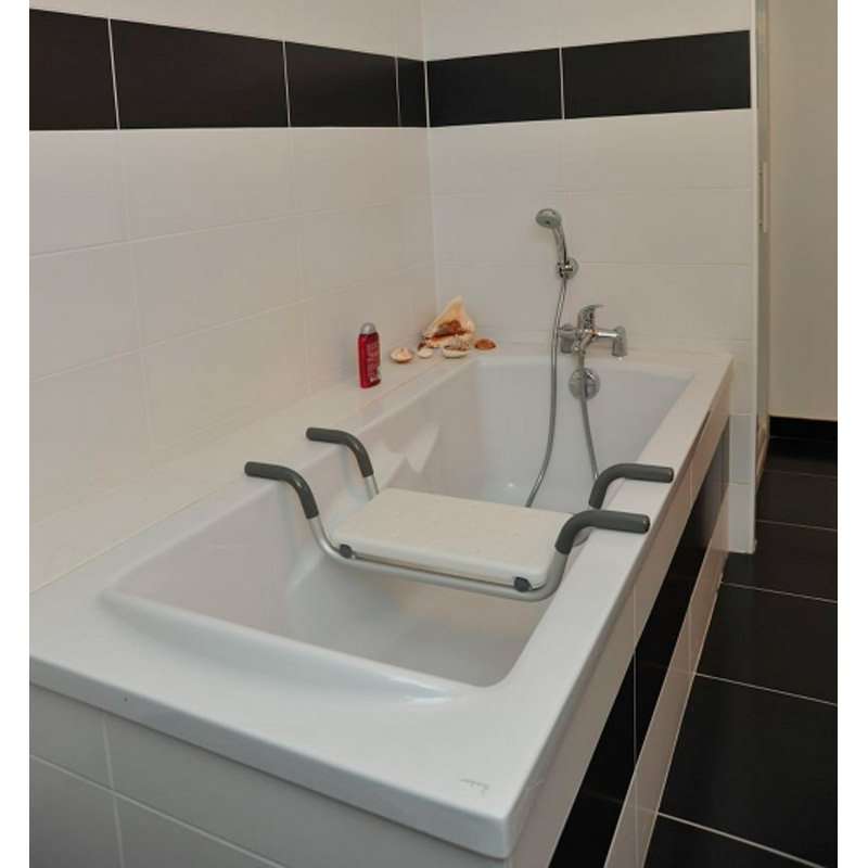 Asiento de bañera Zanzibar con estructura de aluminio y apoyos acolchados antideslizantes sobre los bordes de una bañera