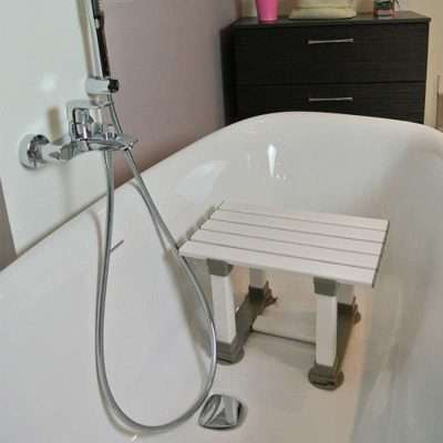 Asiento de bañera Sicile con estructura elevada y fijación por ventosas en la base