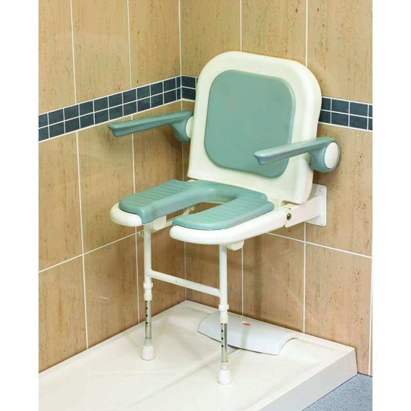 Asiento plegable en herradura Maldivas abierto en la ducha con asiento acolchado, respaldo y reposabrazos elevadores