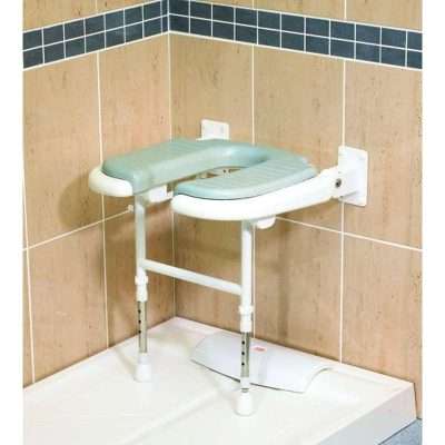 Asiento plegable Honolulu desplegado en la ducha con asiento anatómico acolchado y patas regulables