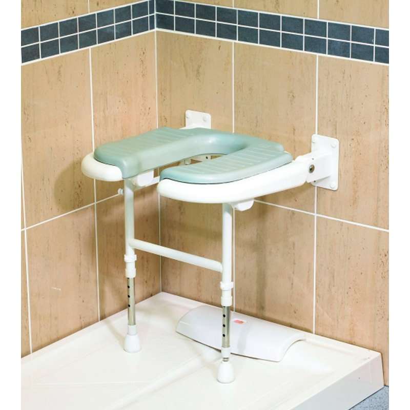 Asiento plegable Honolulu desplegado en la ducha con asiento anatómico acolchado y patas regulables