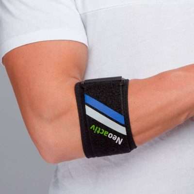 Banda de epicondilitis Neoactiv de neopreno colocada en el antebrazo con cierre ajustable y almohadilla epicondilar