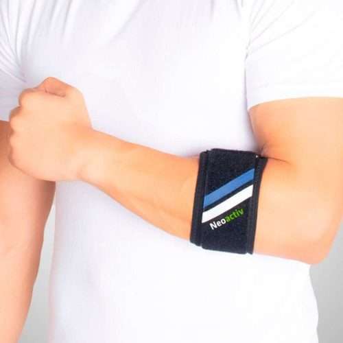 Brazalete para epicondilitis Neoactiv en color negro colocado bajo el codo para compresión localizada