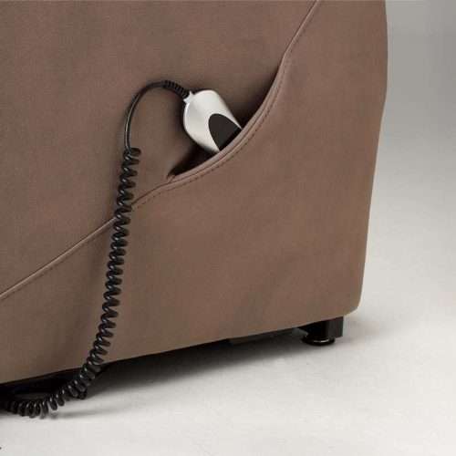 Detalle del bolsillo lateral del sillón elevador Gobi con el mando guardado