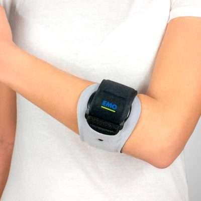 Cincha para epicondilitis Epigrip colocada en el antebrazo con ajuste textil y almohadilla epicondilar removible