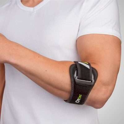 Cincha epicondilitis Ottec colocada en el antebrazo con diseño anatómico y sistema de ajuste para controlar la presión