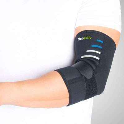 Codera anatómica de neopreno con cincha regulable y almohadilla epicondilar removible colocada en el codo