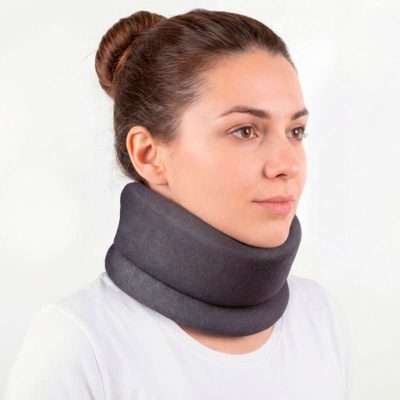 Mujer con collarín cervical blando gris ajustado al cuello