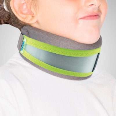 Collarín cervical infantil Kids colocado en el cuello de una niña