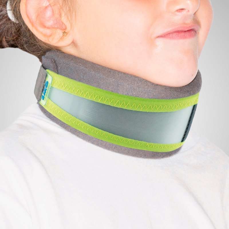 Collarín cervical infantil Kids colocado en el cuello de una niña