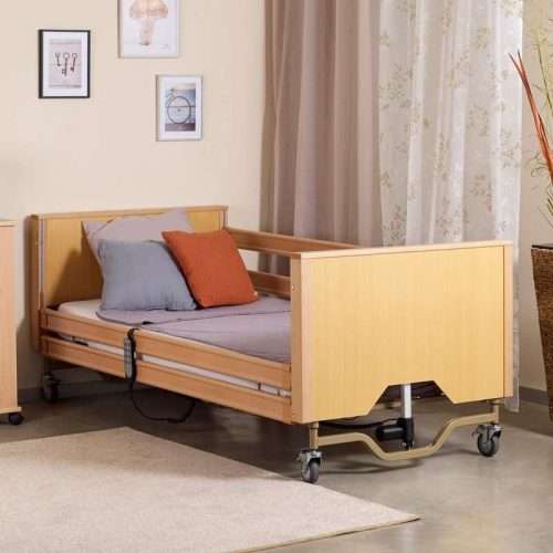 Cama articulada elevadora Aries Low montada en habitación con barandillas laterales y mando de control